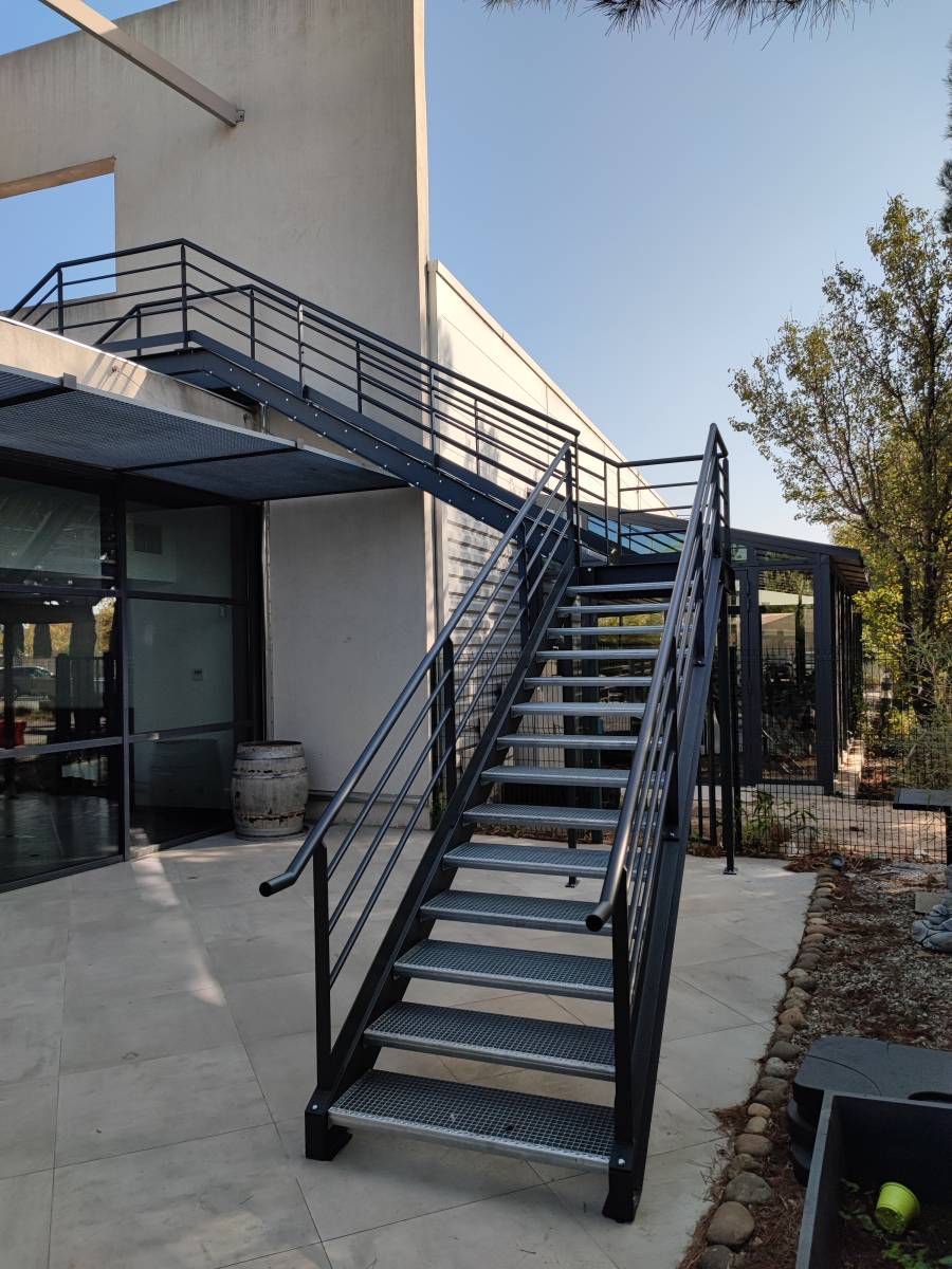 Création sur mesure d'un escalier industriel en extérieur pour rooftop boite de nuit à Istres