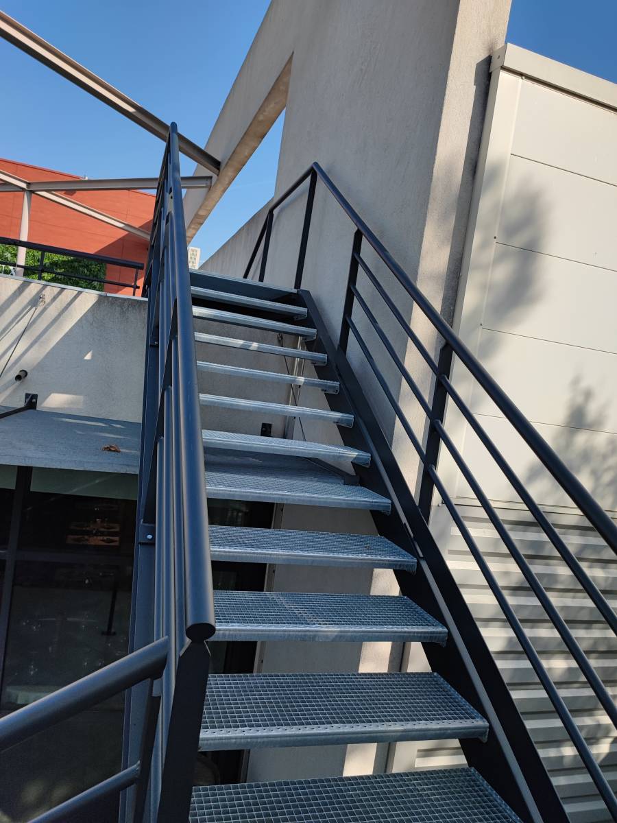 Création sur mesure d'un escalier industriel en extérieur pour rooftop boite de nuit à Istres