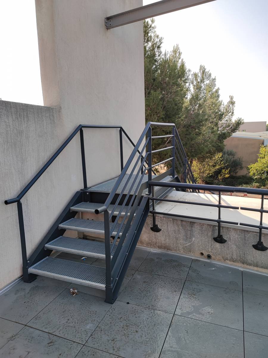 Création sur mesure d'un escalier industriel en extérieur pour rooftop boite de nuit à Istres