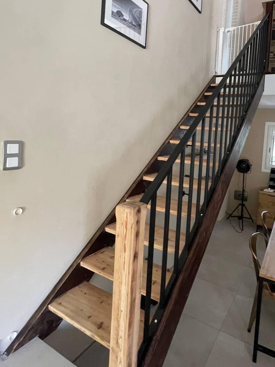 GARDE-CORPS ACIER SUR ESCALIER BOIS SUR ISTRES