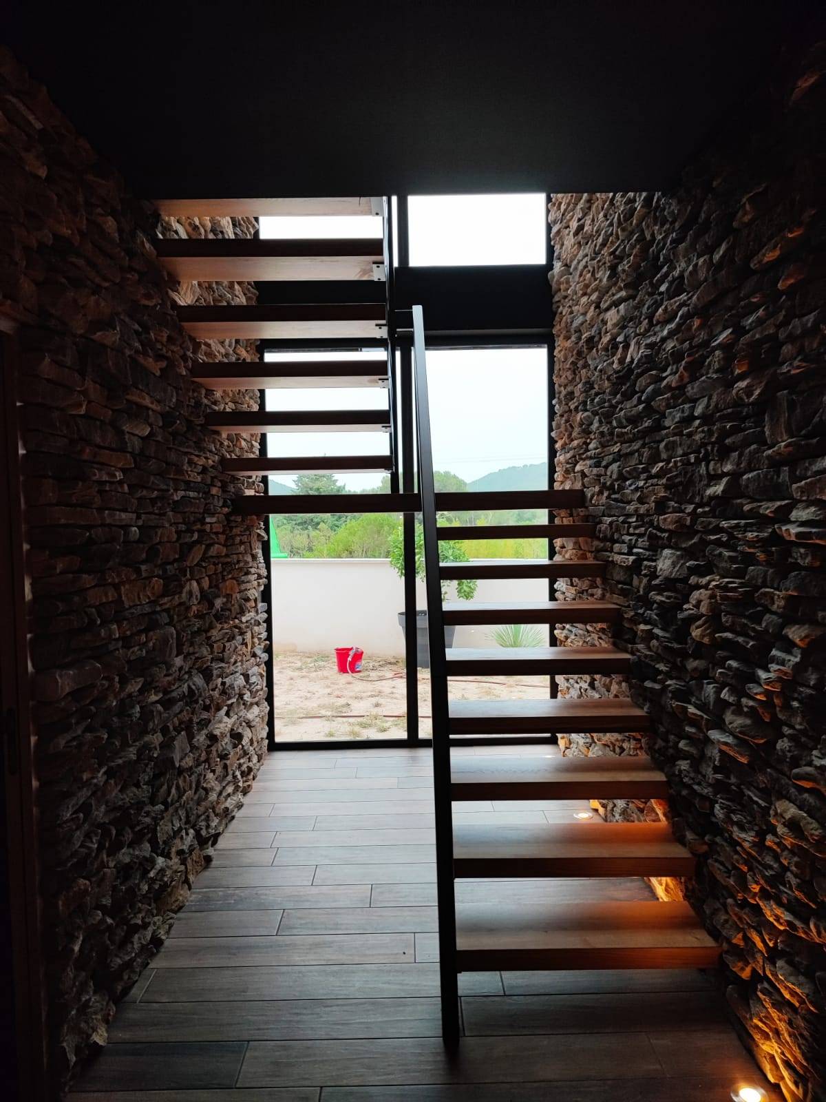 ESCALIER ACIER ET BOIS A SAINT MITRE LES REMPARTS