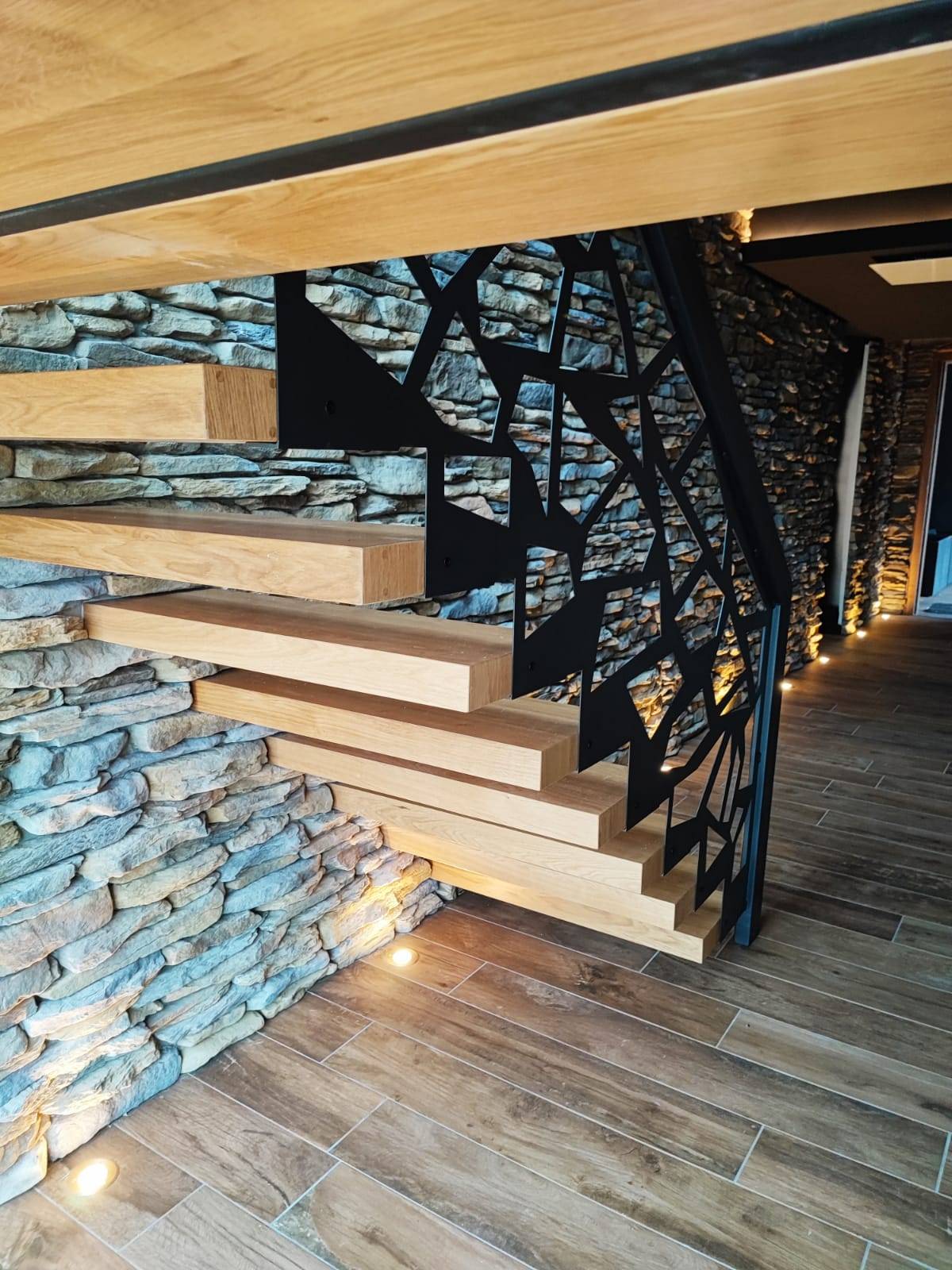 GARDE-CORPS INTERIEUR ESCALIER AVEC DECOUPE LASER A ST MITRE LES REMPARTS