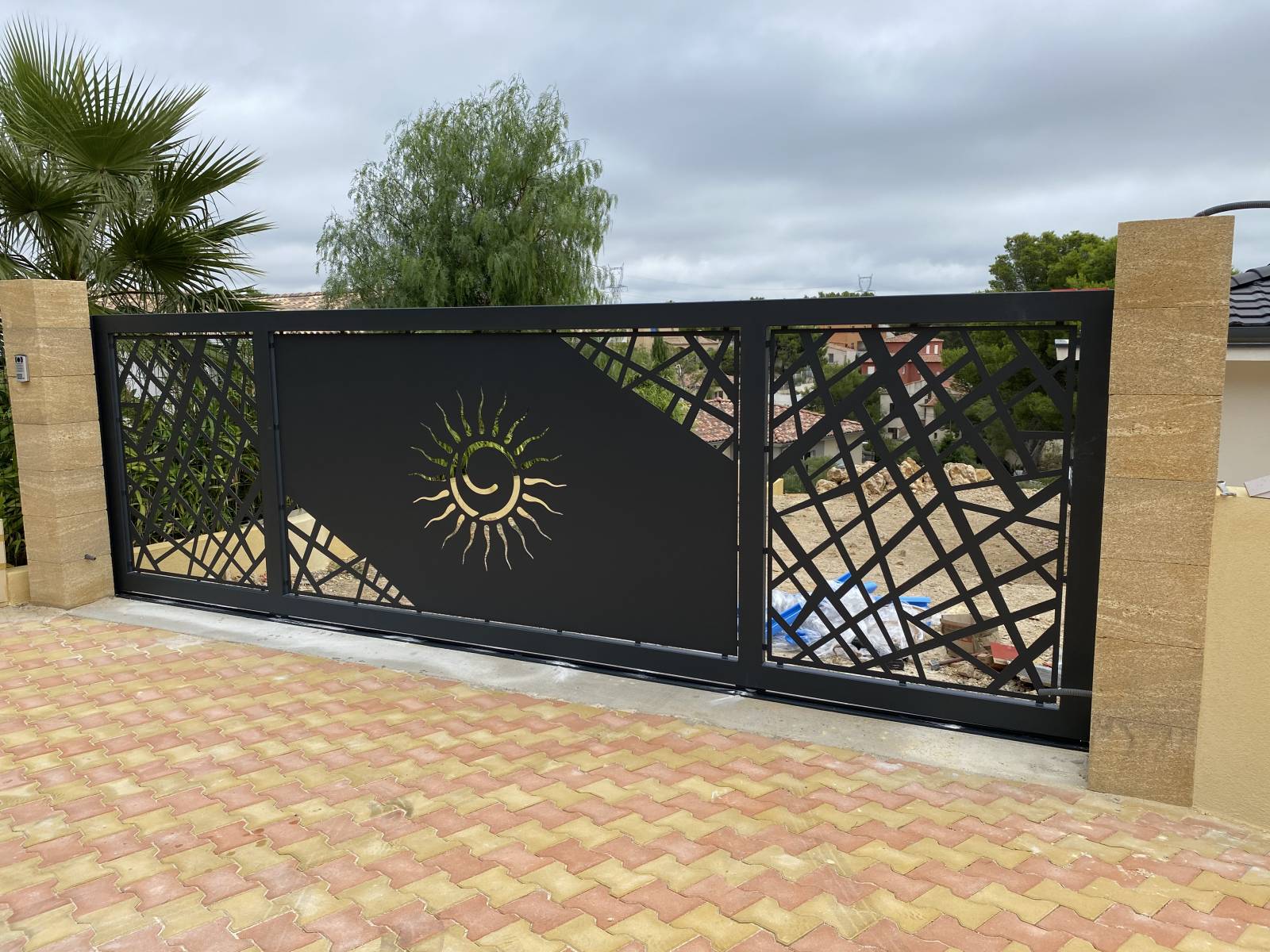 Portail coulissant avec son portillon à Ensuès la Redonne