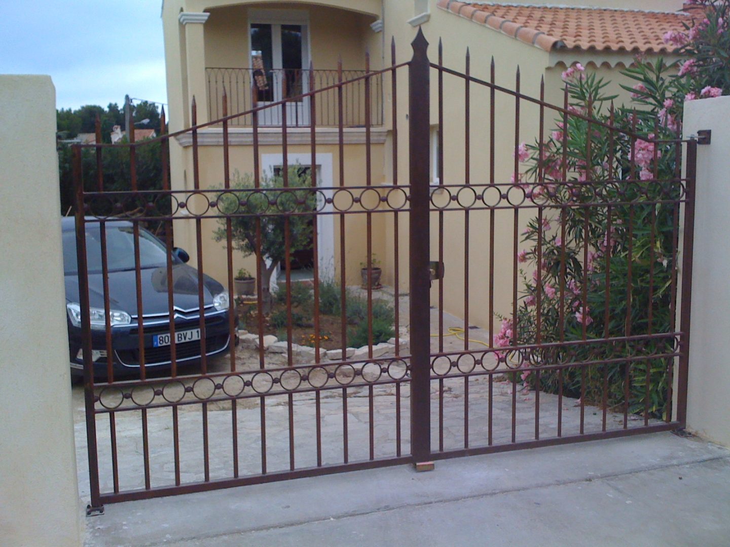 Portail à deux vantails rouillés vernis à Carry le Rouet