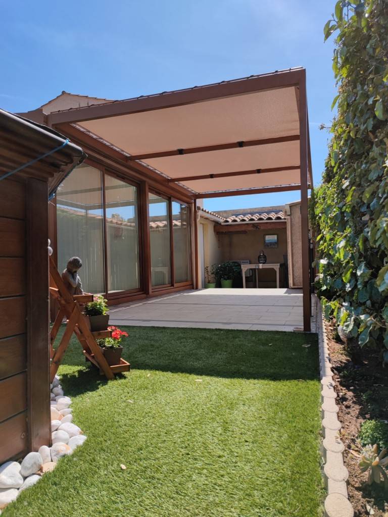 PERGOLA AVEC BACHES SUR LAMANON