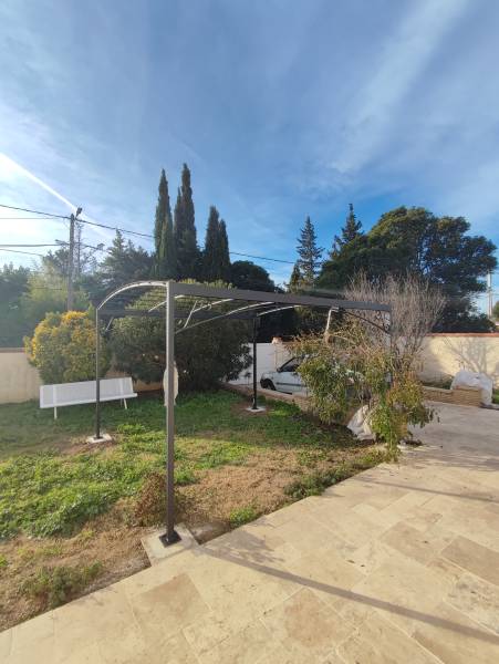PERGOLA SUR PLOT BETON