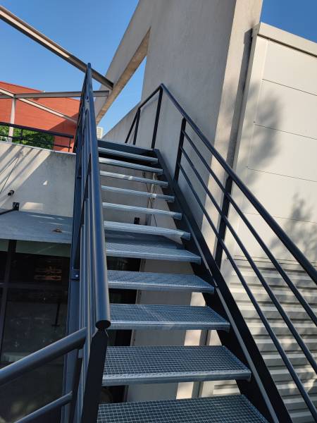 Création sur mesure d'un escalier industriel en extérieur pour rooftop boite de nuit à Istres