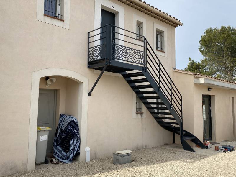 CREATION SUR MESURE D'UN ESCALIER ACIER SUR AIX EN PROVENCE EN EXTERIEUR POUR ACCES DIFFICILE