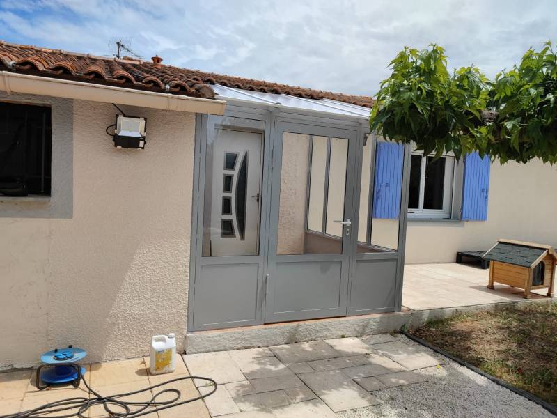 Création d'une véranda sur mesure en fer forgé thermolaquée grise et verre à Arles