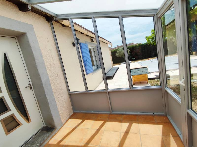 Création d'une véranda sur mesure en fer forgé thermolaquée grise et verre à Arles
