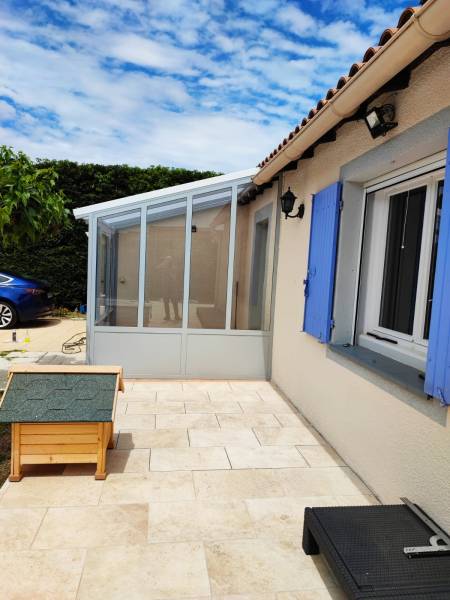 Création d'une véranda sur mesure en fer forgé thermolaquée grise et verre à Arles