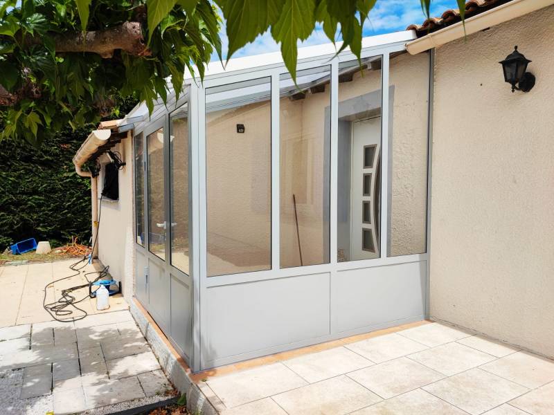 Création d'une véranda sur mesure en fer forgé thermolaquée grise et verre à Arles