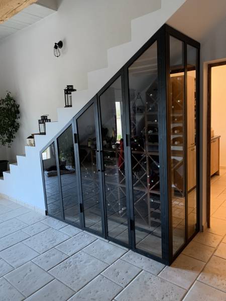 Fabrication d'une verrière en sous escalier pour cave à vin à Istres