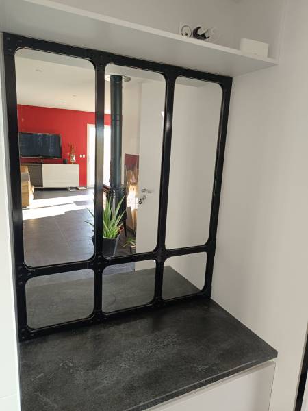 Miroir industriel noir mat – Design clouté et caractère affirmé