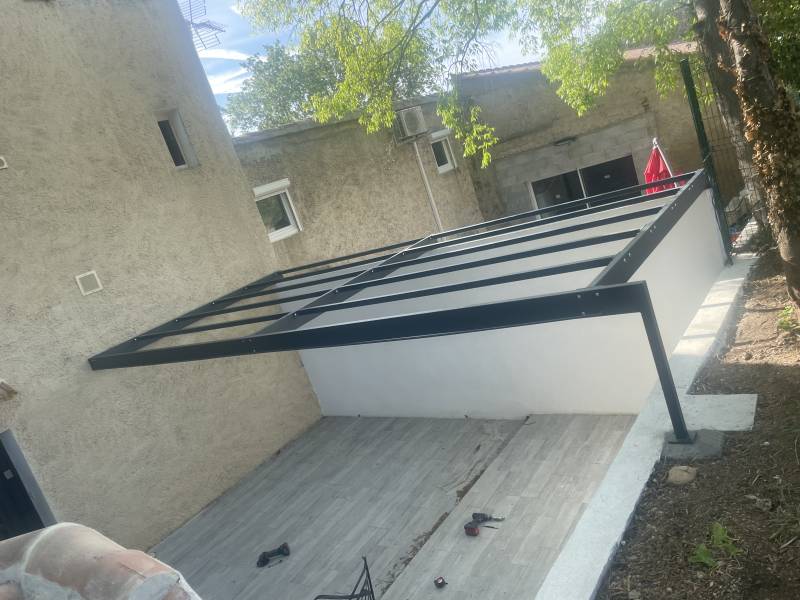 PERGOLA MODERNE DEMONTABLE SUR SALON DE PVCE