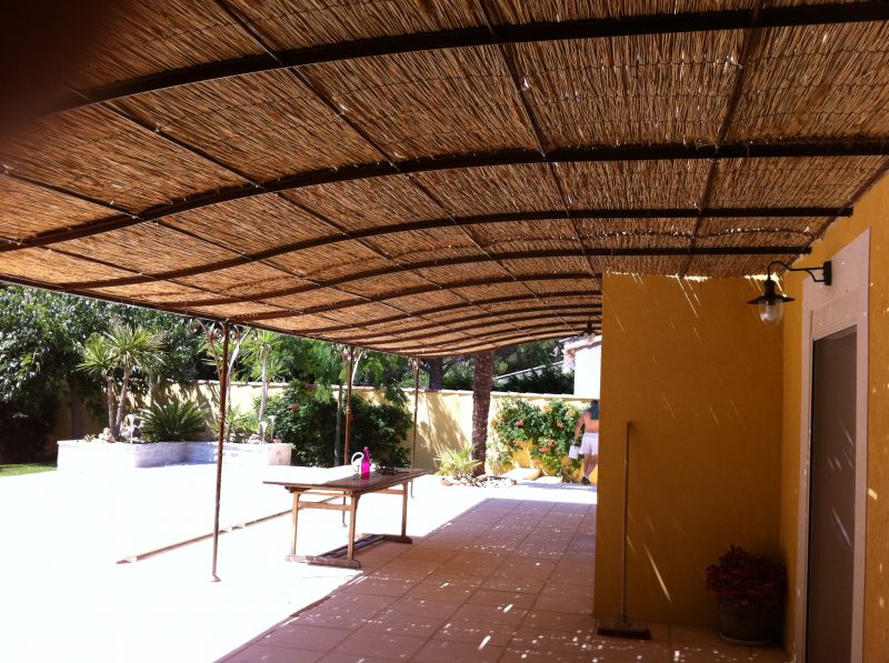 Au frais sous la pergoal à Entressen