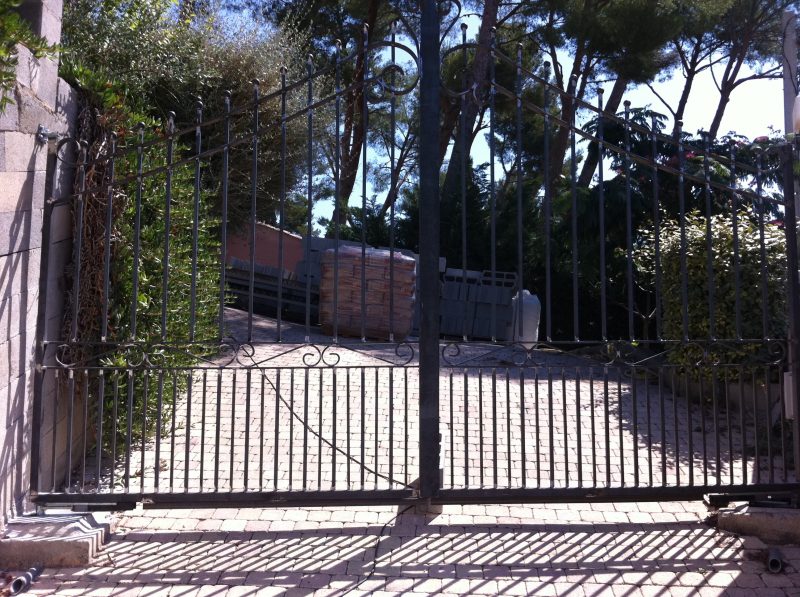 Portail à deux vantails tous en acier brute sur Sausset les Pins