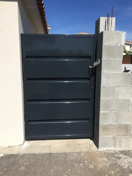 Portillon contemporaint sur Istres , finition thermolaquée Ral 7016